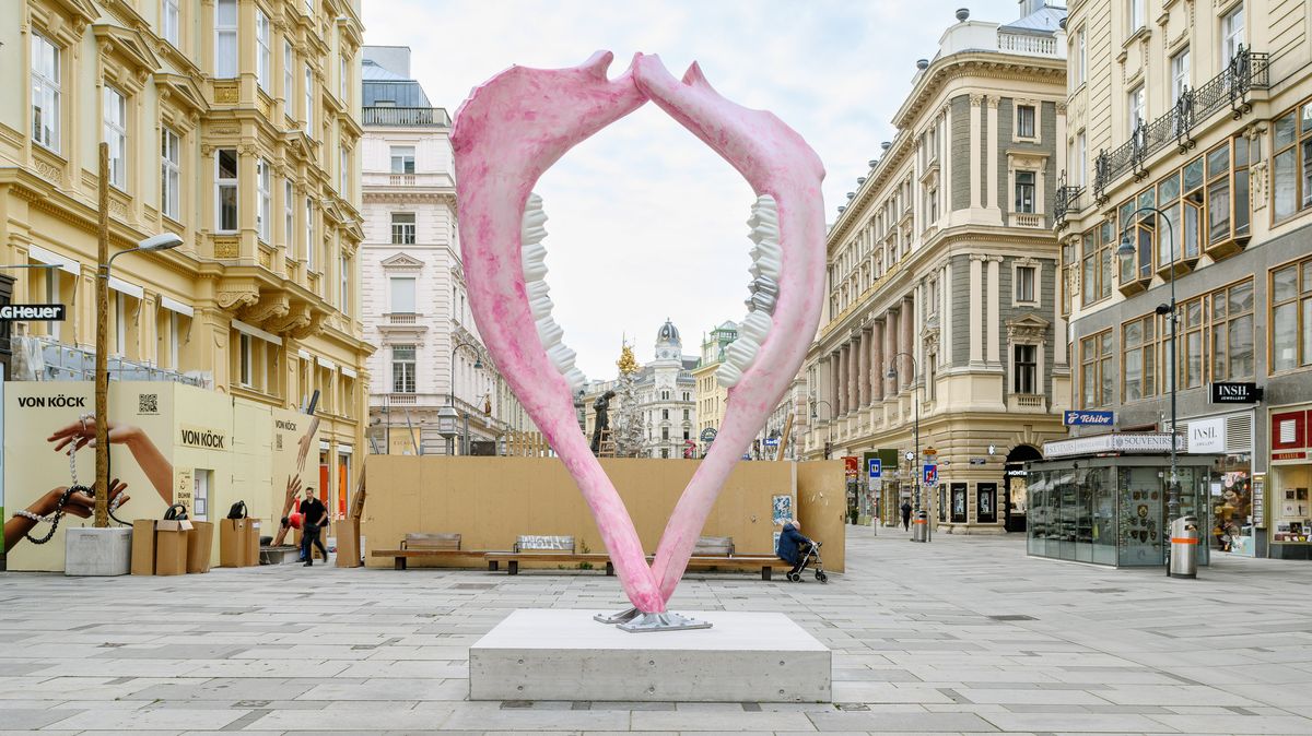 V centru Vídně budí rozruch provokativní skulptura - ženské přirození opatřené zuby